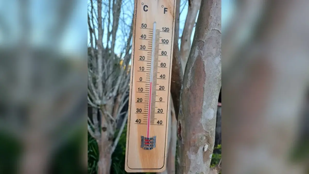 Jarinu com termômetro marcando 5,2°C em dia frio, destacando a onda de frio no interior de São Paulo.