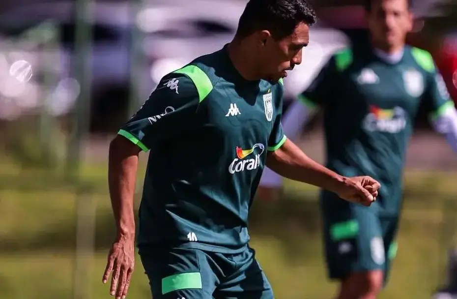 Jogadores da Série D do Campeonato Brasileiro em ação durante um dos jogos do domingo.