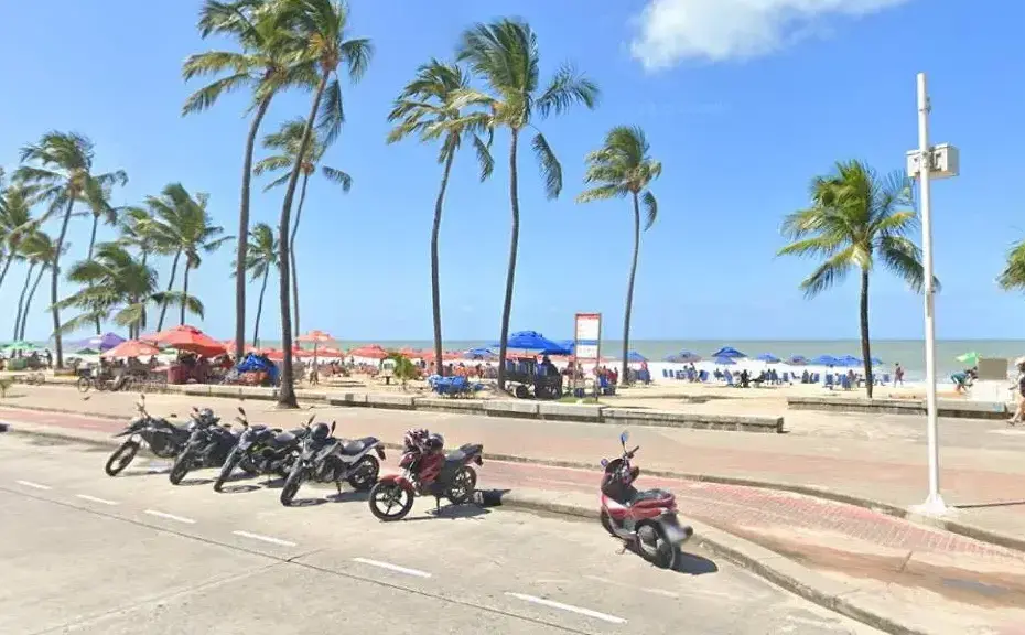 Jovem Marcela Vitória sendo socorrida após ataque de tubarão-tigre na praia de Boa Viagem no Recife.