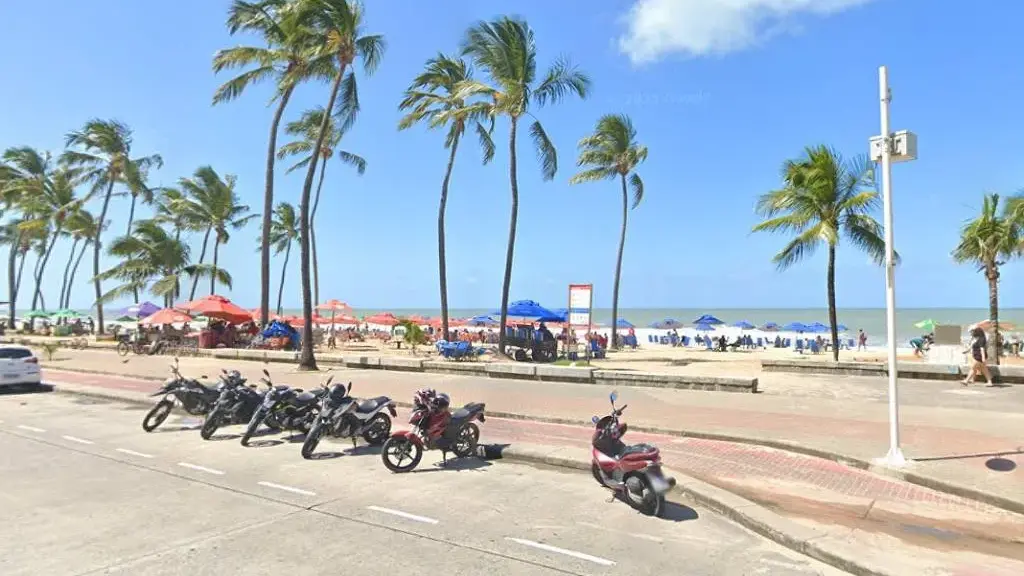 Jovem Marcela Vitória sendo socorrida após ataque de tubarão-tigre na praia de Boa Viagem no Recife.