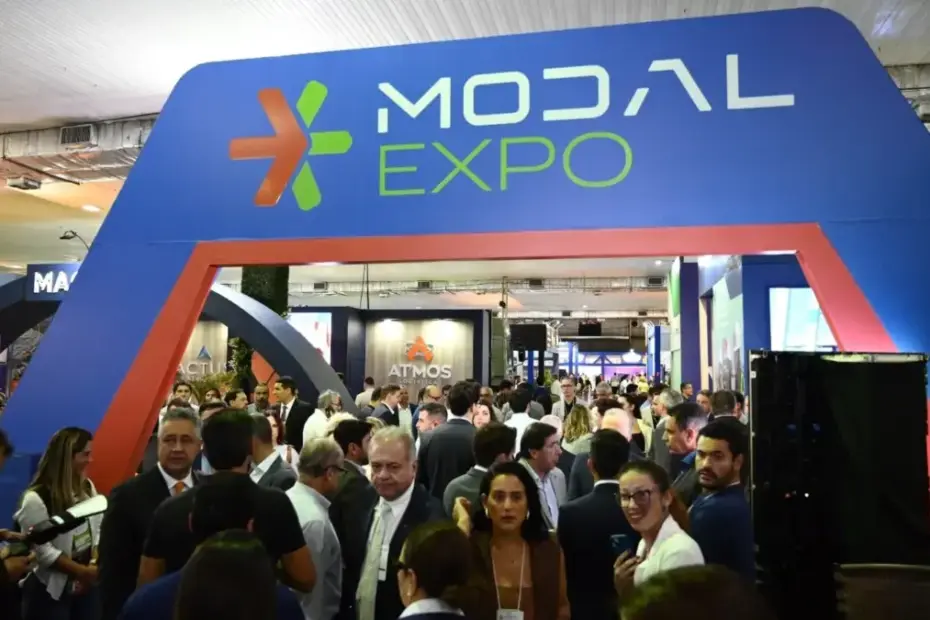 Modal Expo 2026 com estandes de expositores e visitantes interagindo no Pavilhão de Carapina, na Serra.