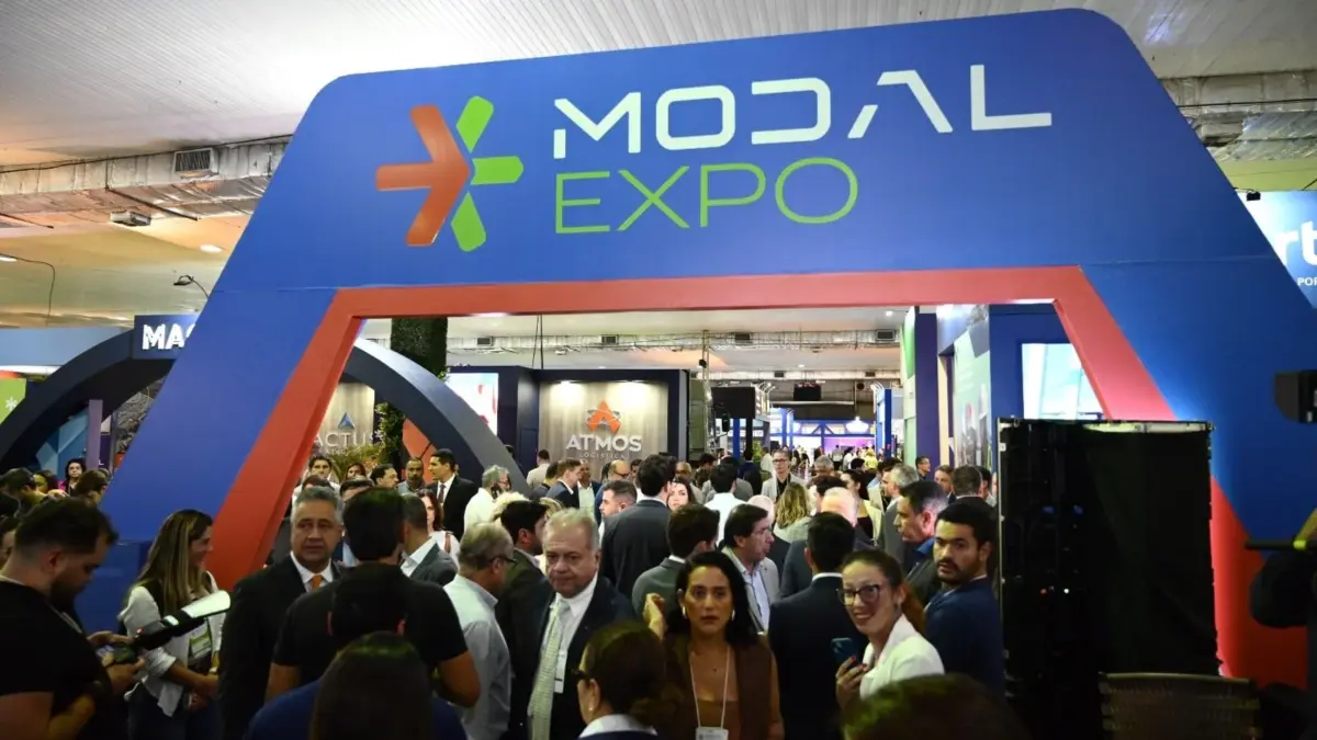 Modal Expo 2026 com estandes de expositores e visitantes interagindo no Pavilhão de Carapina, na Serra.