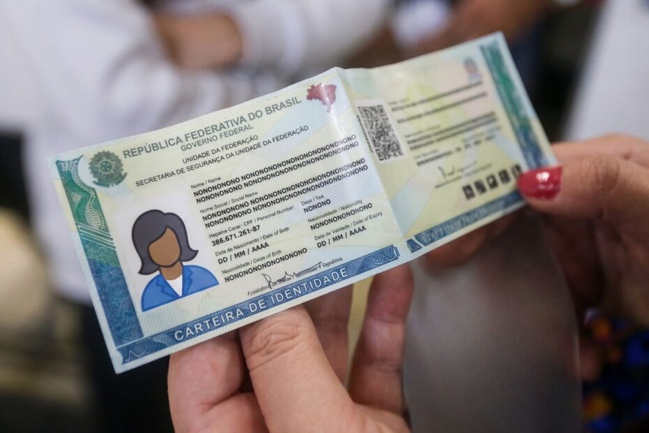 Nova Carteira de Identidade Nacional sendo apresentada em mãos com design moderno e informações de identificação.