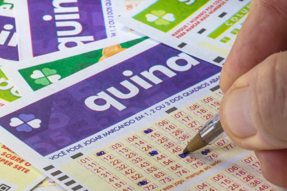 Números sorteados da Quina 7045, 12, 13, 17, 54 e 71, em cartela de loteria com destaque para prêmios de quatro acertos.