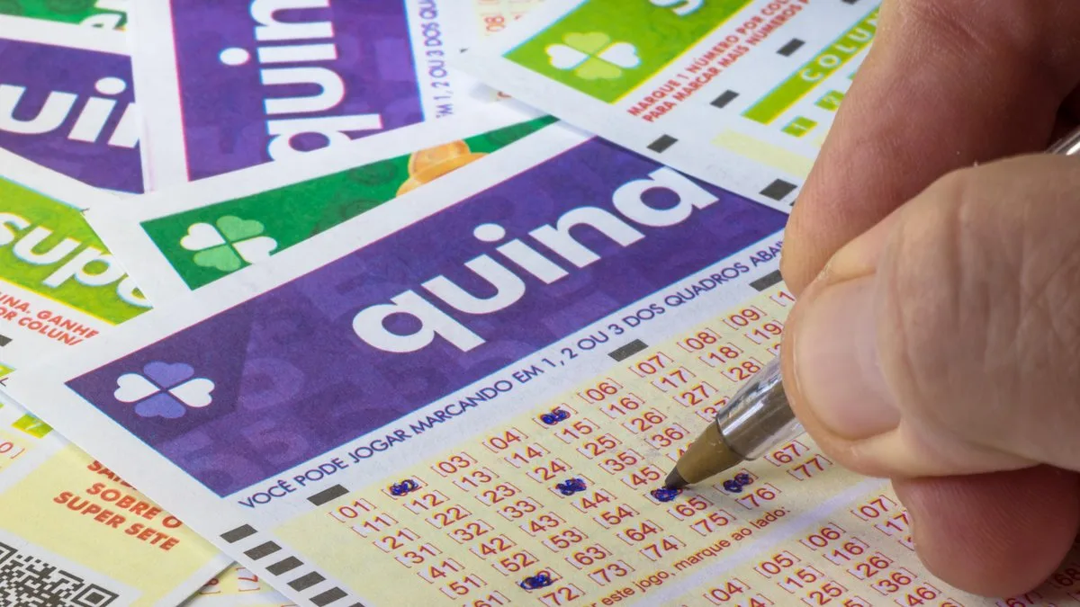 Números sorteados da Quina 7045, 12, 13, 17, 54 e 71, em cartela de loteria com destaque para prêmios de quatro acertos.