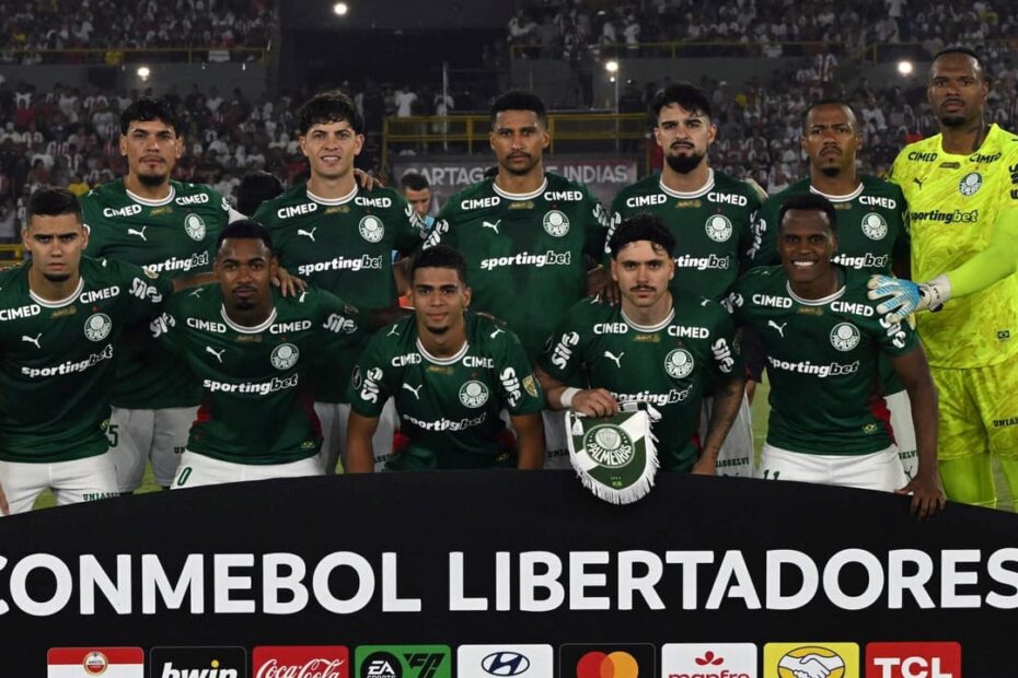 Palmeiras e Cerro Porteño se enfrentam em partida das oitavas de final da Libertadores em campo iluminado.
