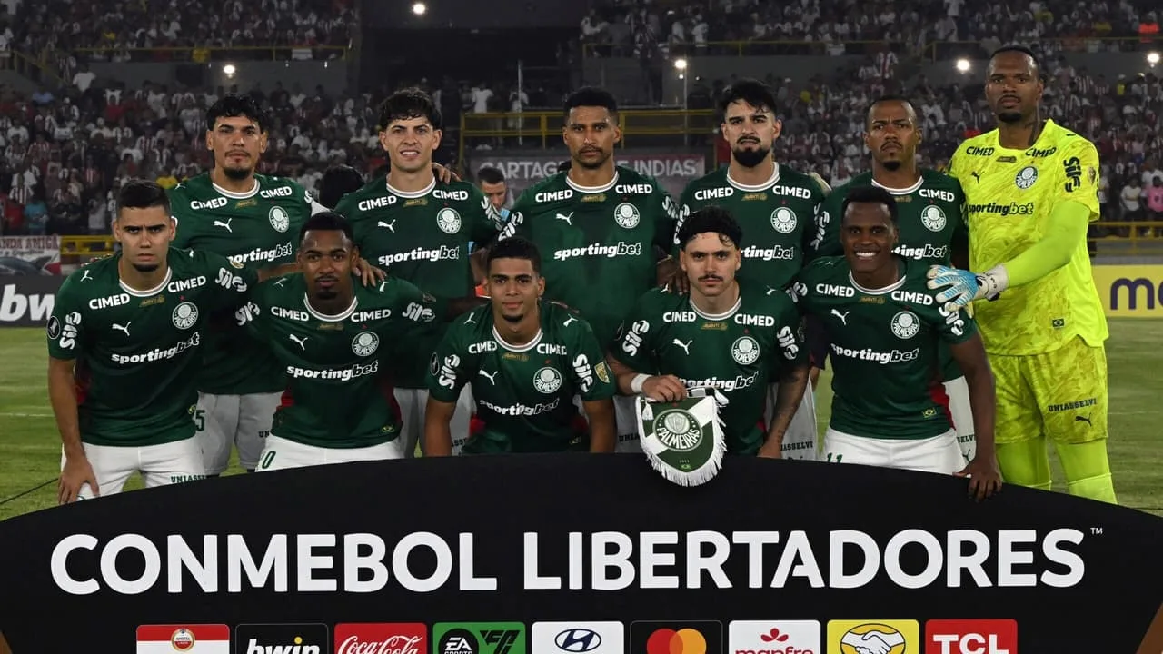 Palmeiras e Cerro Porteño se enfrentam em partida das oitavas de final da Libertadores em campo iluminado.