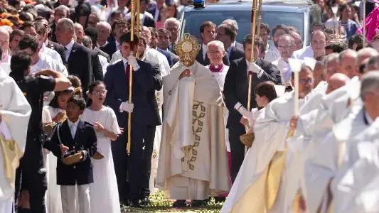 Papa Leão XIV celebra missa ao ar livre para mais de um milhão de fiéis em Madri, durante visita à Espanha.