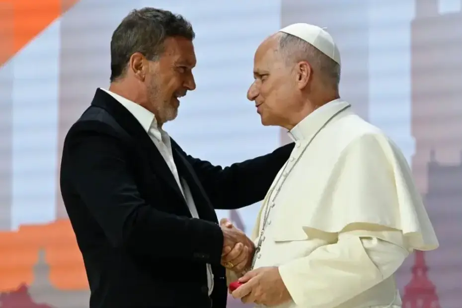 Papa Leão XIV discursando na Movistar Arena em Madri, enfatizando beleza e verdade em diálogo social.