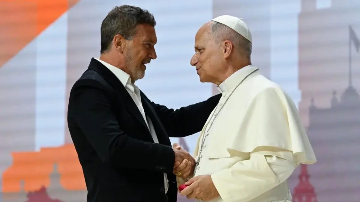 Papa Leão XIV discursando na Movistar Arena em Madri, enfatizando beleza e verdade em diálogo social.