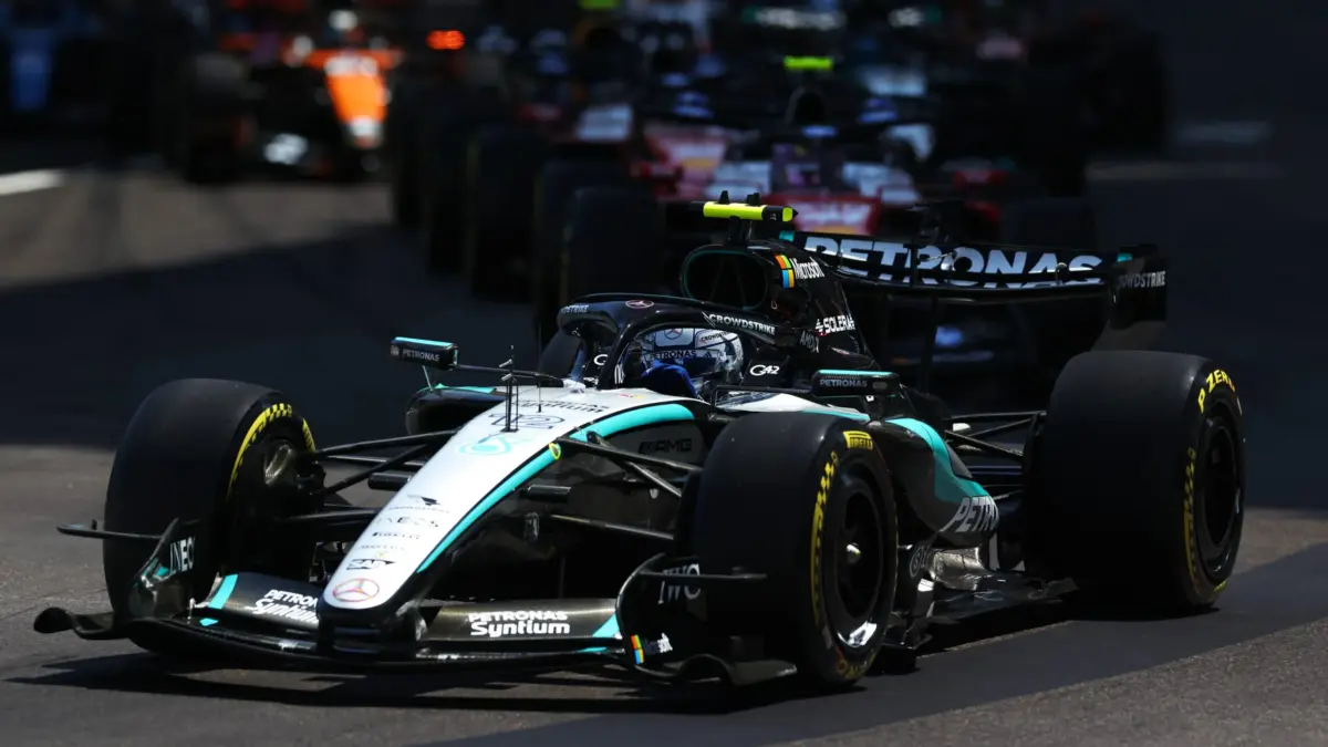 Pilotos da Fórmula 1 durante a classificação no circuito de Barcelona-Catalunha em 2026, definindo o grid de largada.