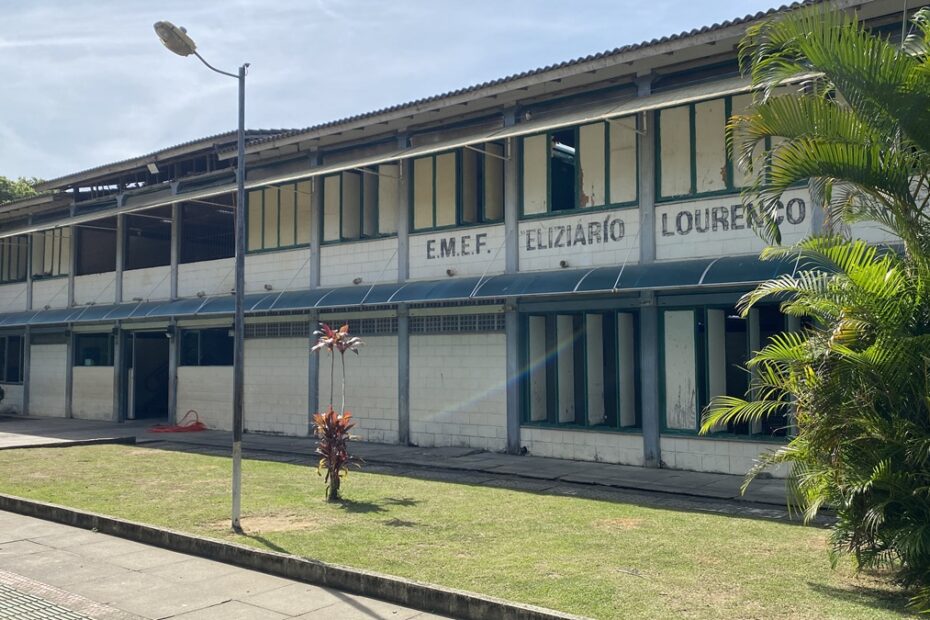 Prefeito de Guarapari durante cerimônia de anúncio de investimento de R$ 24 milhões para unidades educacionais no Complexo.