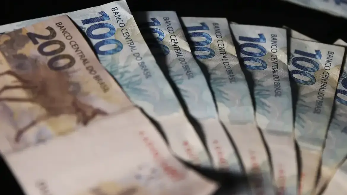 Prefeitura de Vitória lança programa Cartão do Estudante Leitor para premiar alunos com R$ 100 em incentivo à leitura.