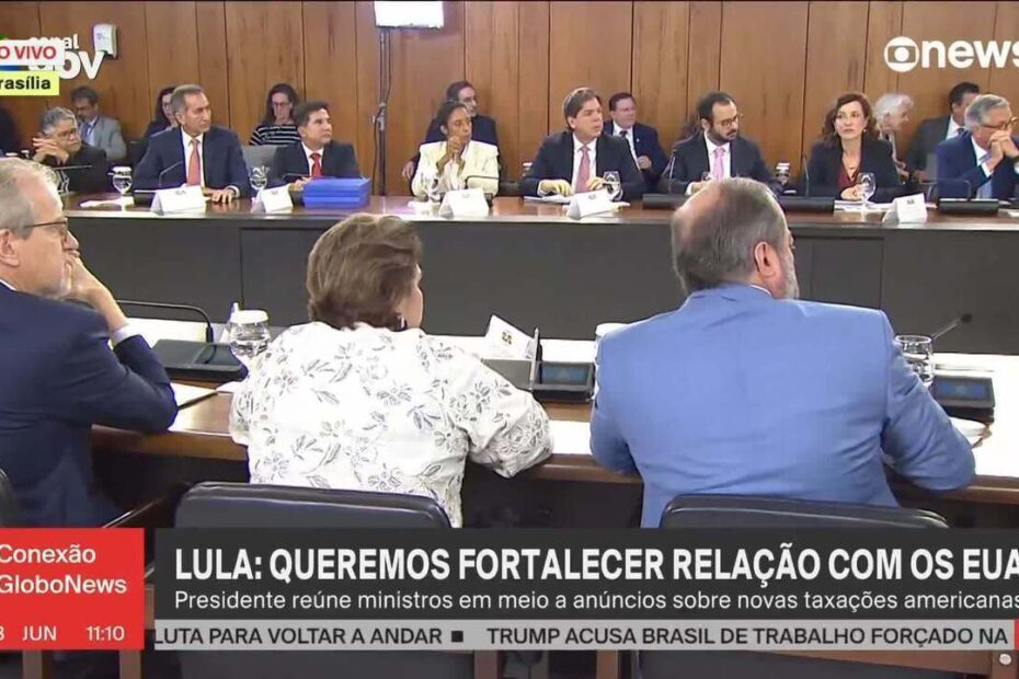 Presidente Luiz Inácio Lula da Silva em reunião com ministros para discutir novas tarifas dos EUA e fortalecer comércio.