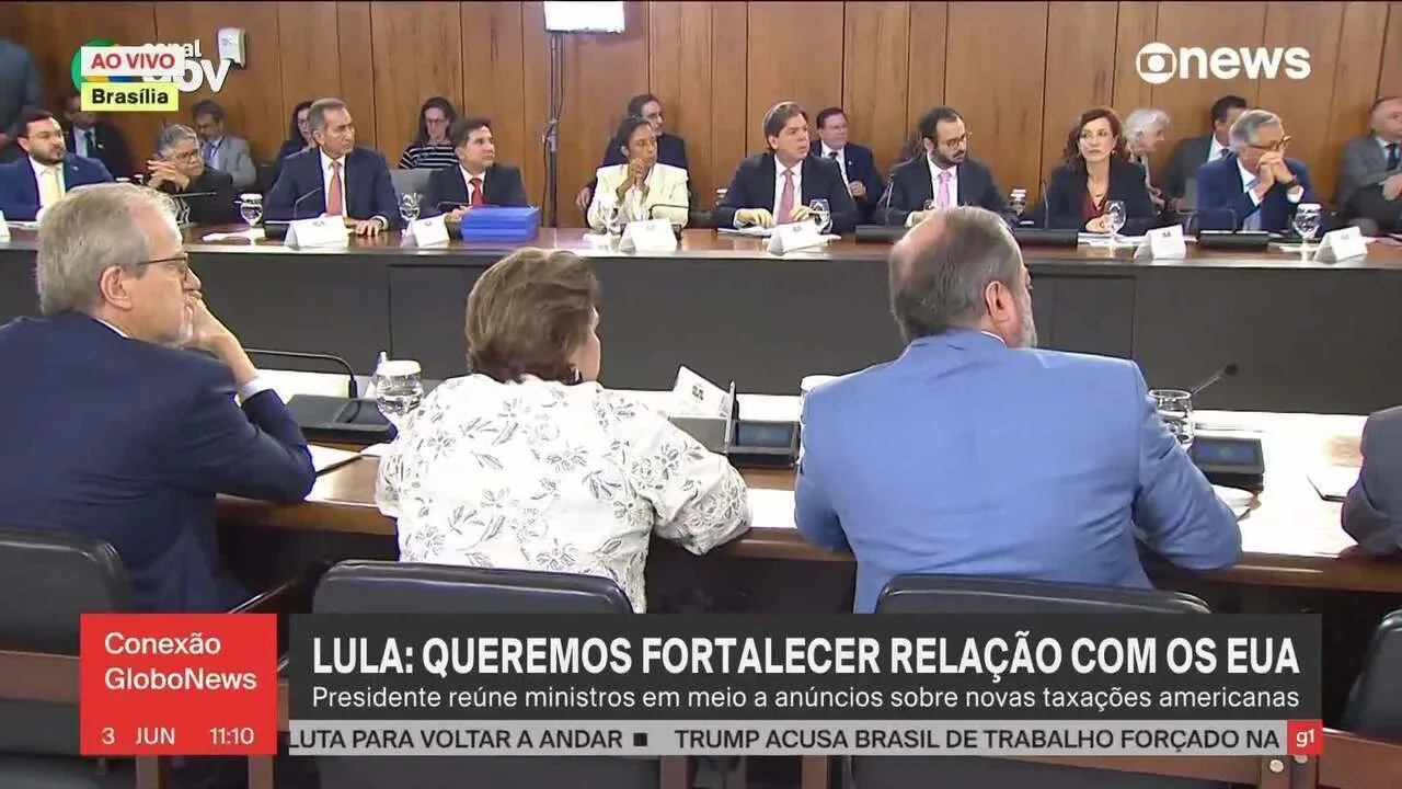 Presidente Luiz Inácio Lula da Silva em reunião com ministros para discutir novas tarifas dos EUA e fortalecer comércio.