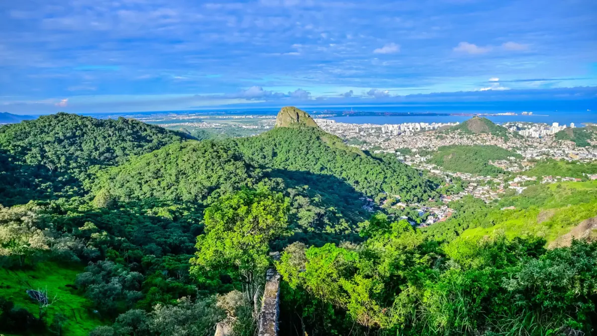Programação de educação ambiental em Vitória com atividades ao ar livre e ações de preservação da biodiversidade.