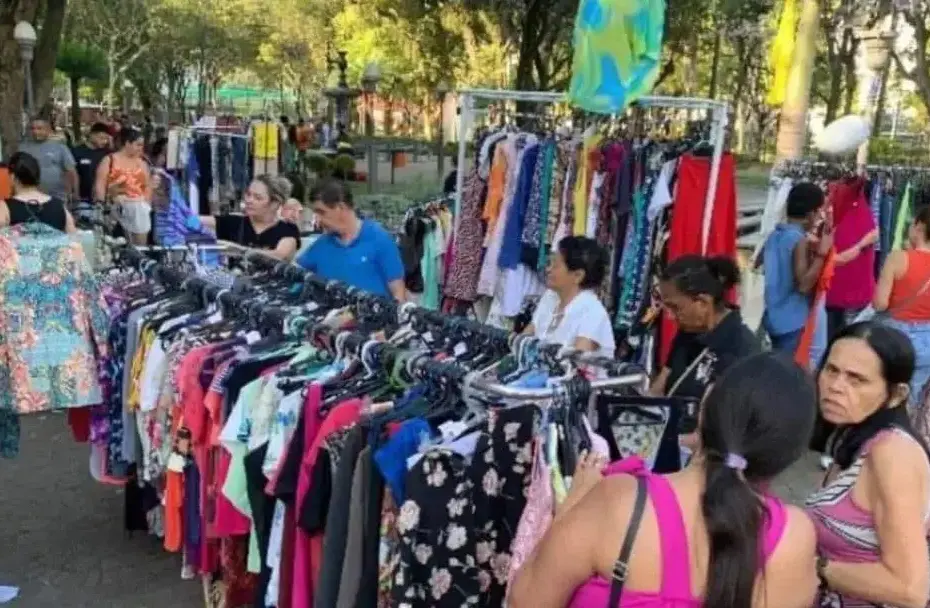 Projeto TransformAÇÃO no Parque Moscoso, com barracas de artesanato e visitantes interagindo no evento.