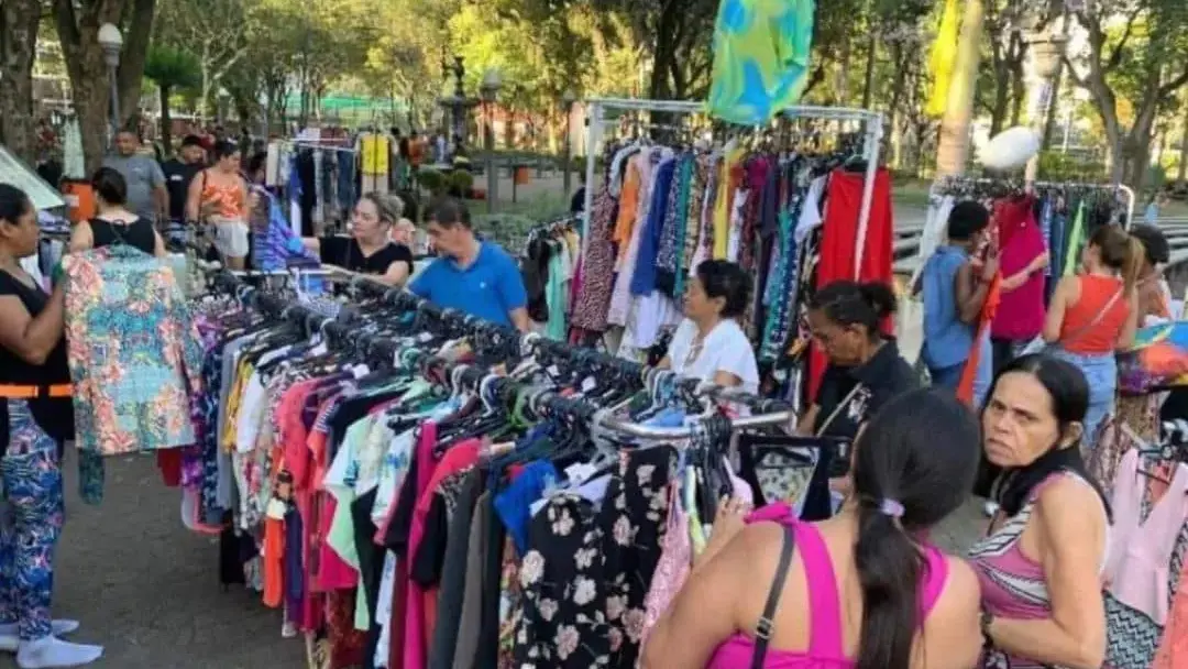 Projeto TransformAÇÃO no Parque Moscoso, com barracas de artesanato e visitantes interagindo no evento.