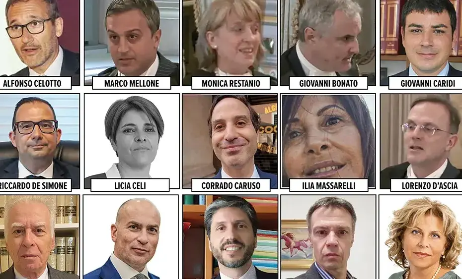 Quinze juízes e quinze advogados discutem a constitucionalidade da Lei nº 74/2025 no Palazzo della Consulta em Roma.
