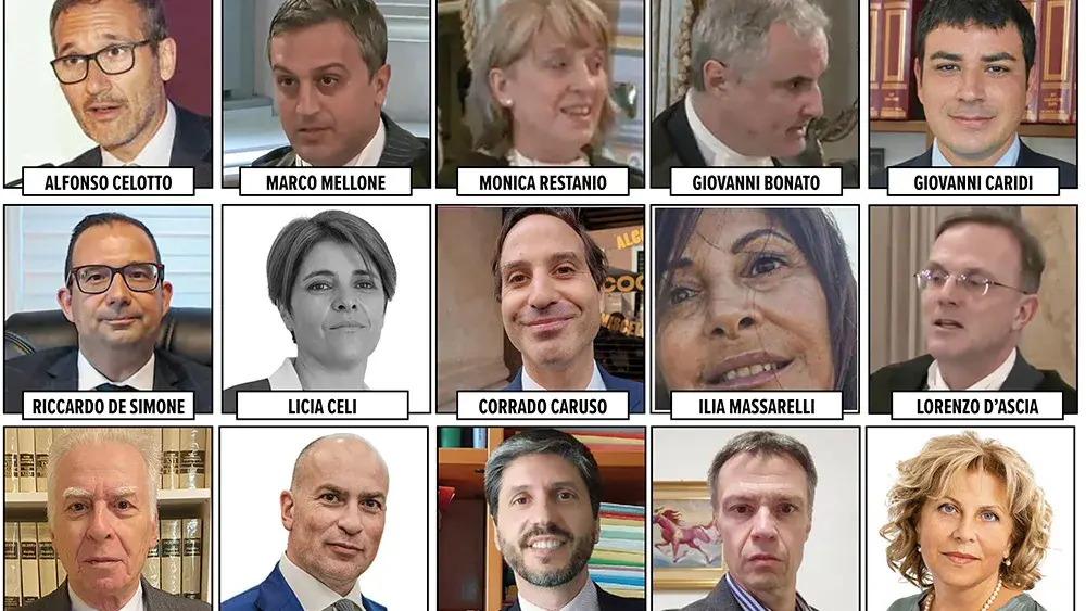 Quinze juízes e quinze advogados discutem a constitucionalidade da Lei nº 74/2025 no Palazzo della Consulta em Roma.