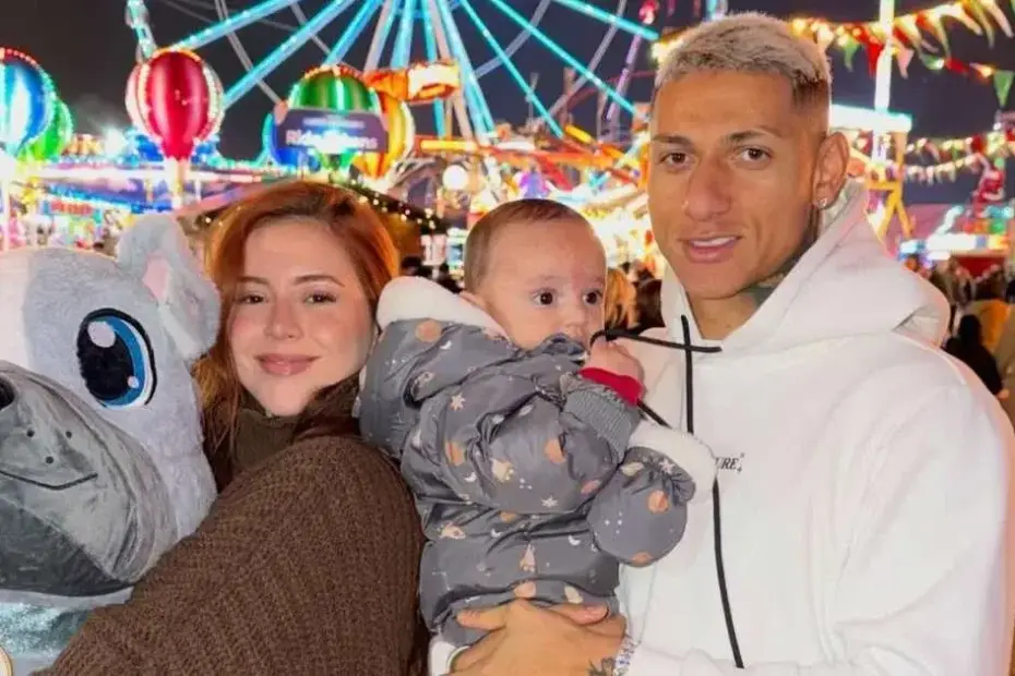 Richarlison, jogador da Seleção Brasileira, em evento recente, reage a críticas sobre festa de aniversário do filho.