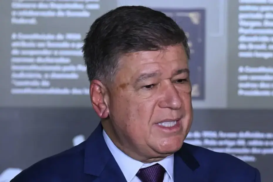 Senador Carlos Viana discute emenda para reduzir carga horária de trabalho na saúde e segurança pública.