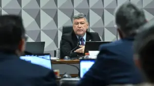 Senador Carlos Viana propõe emenda para escala 4×3 e promete mais descanso a profissionais
