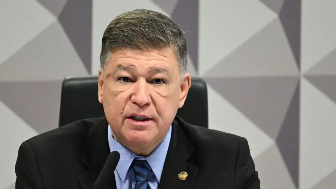 Senador Carlos Viana discute proposta de nova escala de trabalho 4x3 para profissionais da saúde e segurança pública.