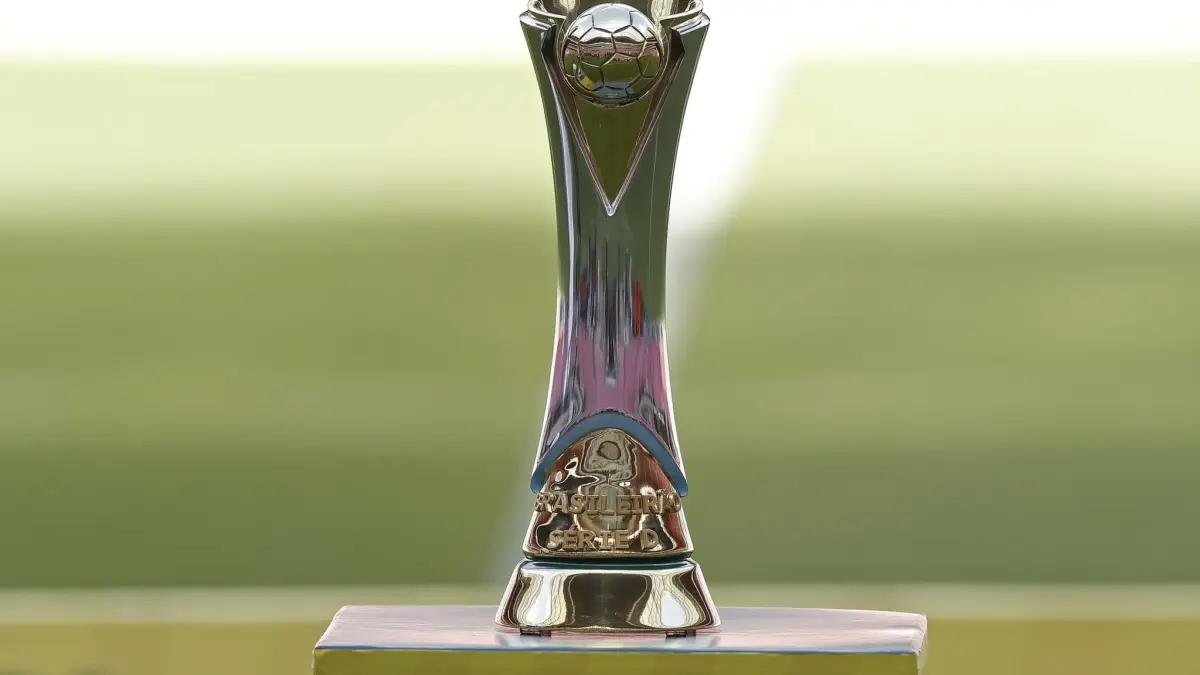 Série D do Campeonato Brasileiro com jogadores em ação durante partida decisiva no campo.