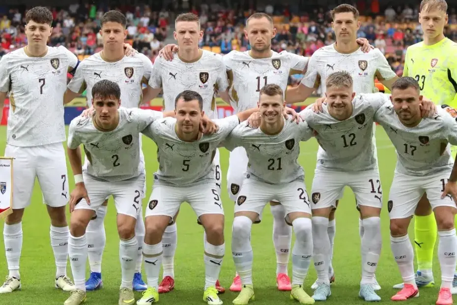 Tchéquia se destaca em evento esportivo com torcedores animados e bandeiras nacionais em apoio à seleção.