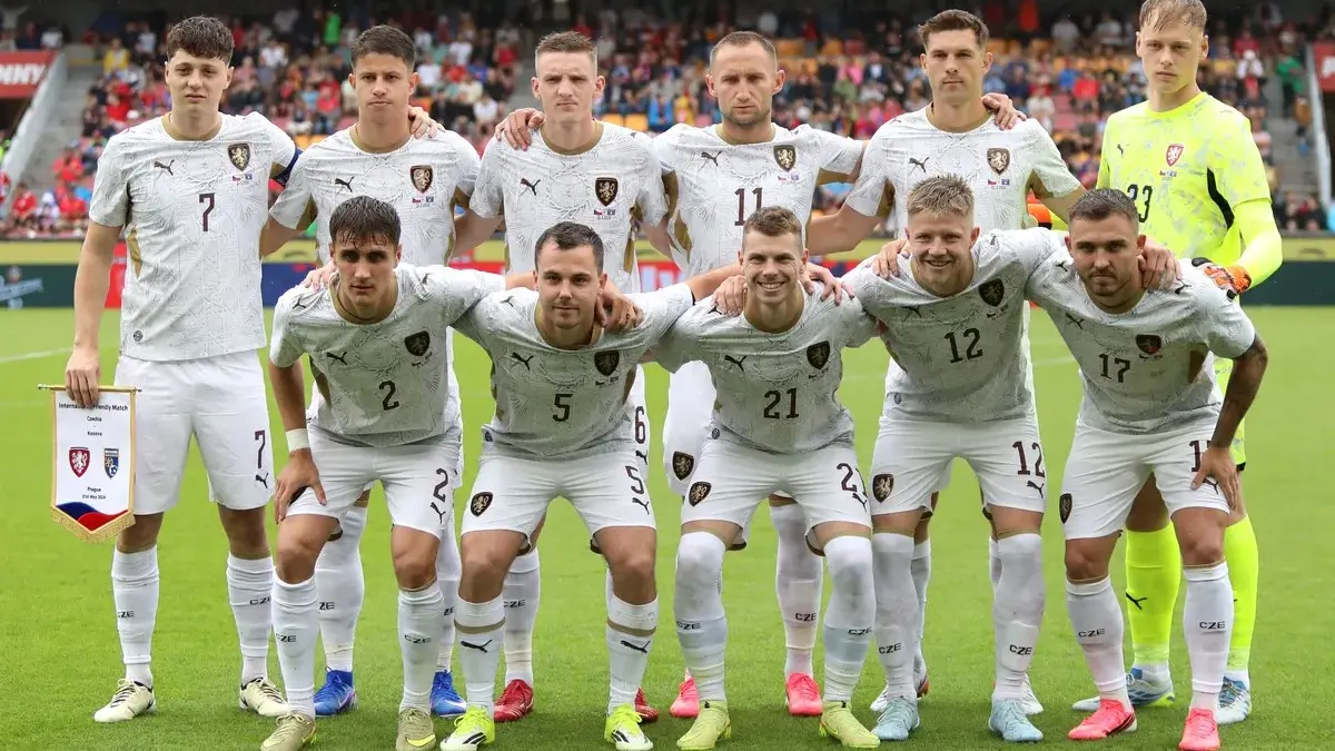 Tchéquia se destaca em evento esportivo com torcedores animados e bandeiras nacionais em apoio à seleção.