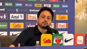 Leia mais sobre o artigo Técnico Arthur Elias critica arbitragem após expulsões e levanta debate sobre xenofobia no futebol