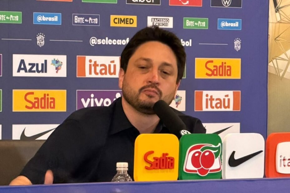 Técnico Arthur Elias durante coletiva de imprensa após derrota da seleção feminina brasileira para os EUA, em Fortaleza.