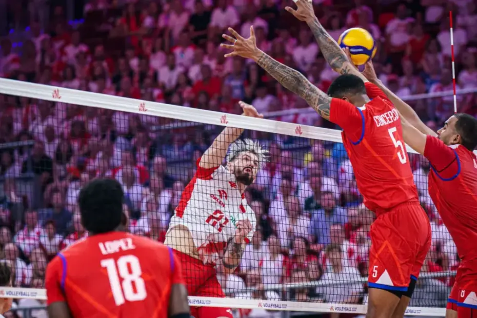 Times masculinos da Liga das Nações de Voleibol 2026 prontos para a partida entre Polônia e Cuba em quadra.