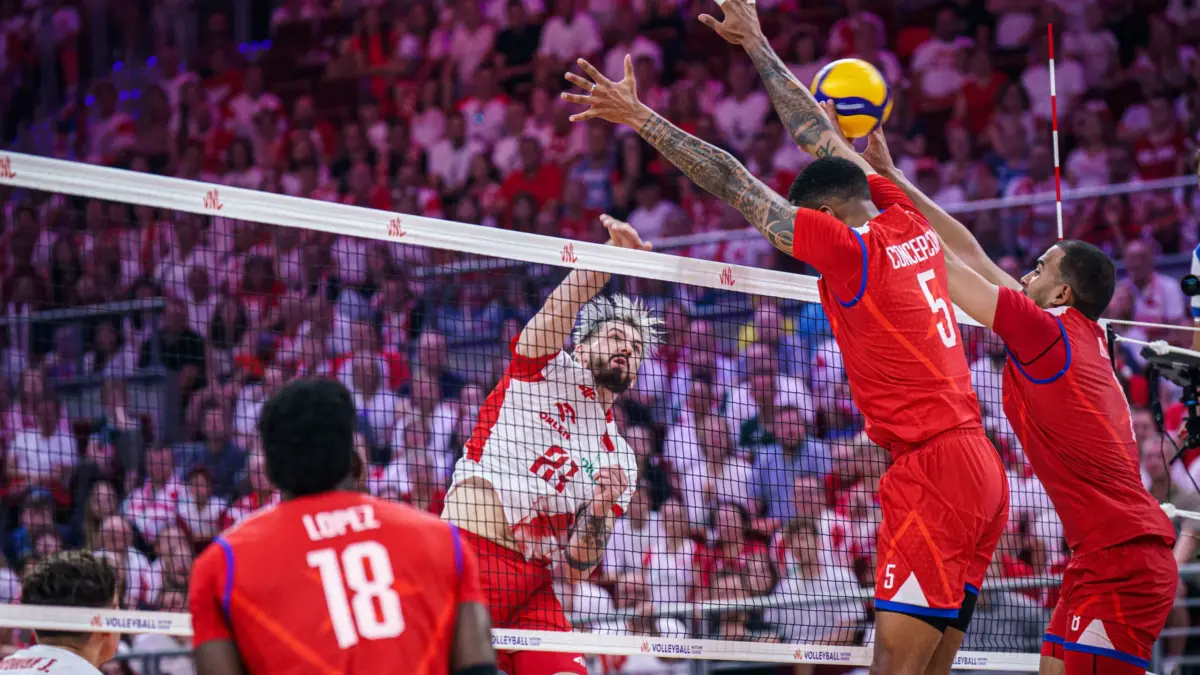 Times masculinos da Liga das Nações de Voleibol 2026 prontos para a partida entre Polônia e Cuba em quadra.
