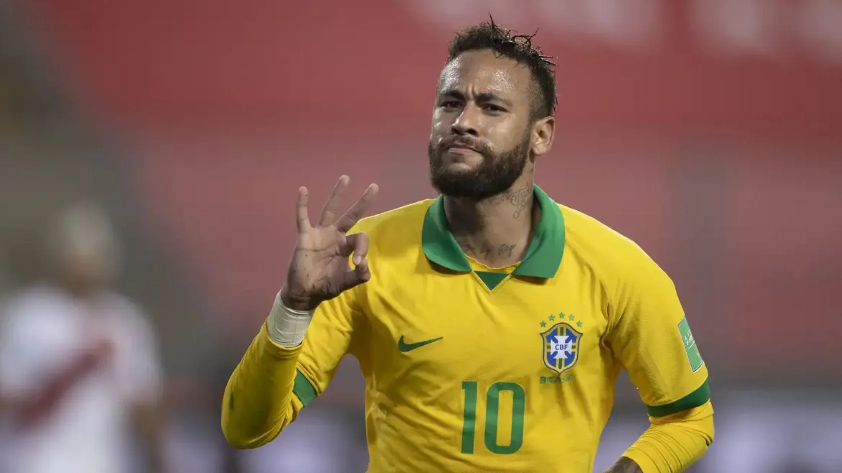 Torcedores animados assistem à estreia da Seleção Brasileira na Copa do Mundo em bar de Serra com telão e música ao vivo.