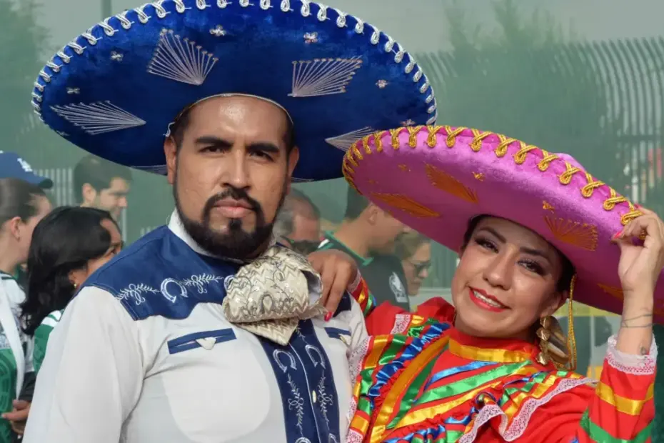 Torcedores animados se reúnem em frente ao Estádio Azteca, aguardando a abertura da Copa do Mundo de 2026.