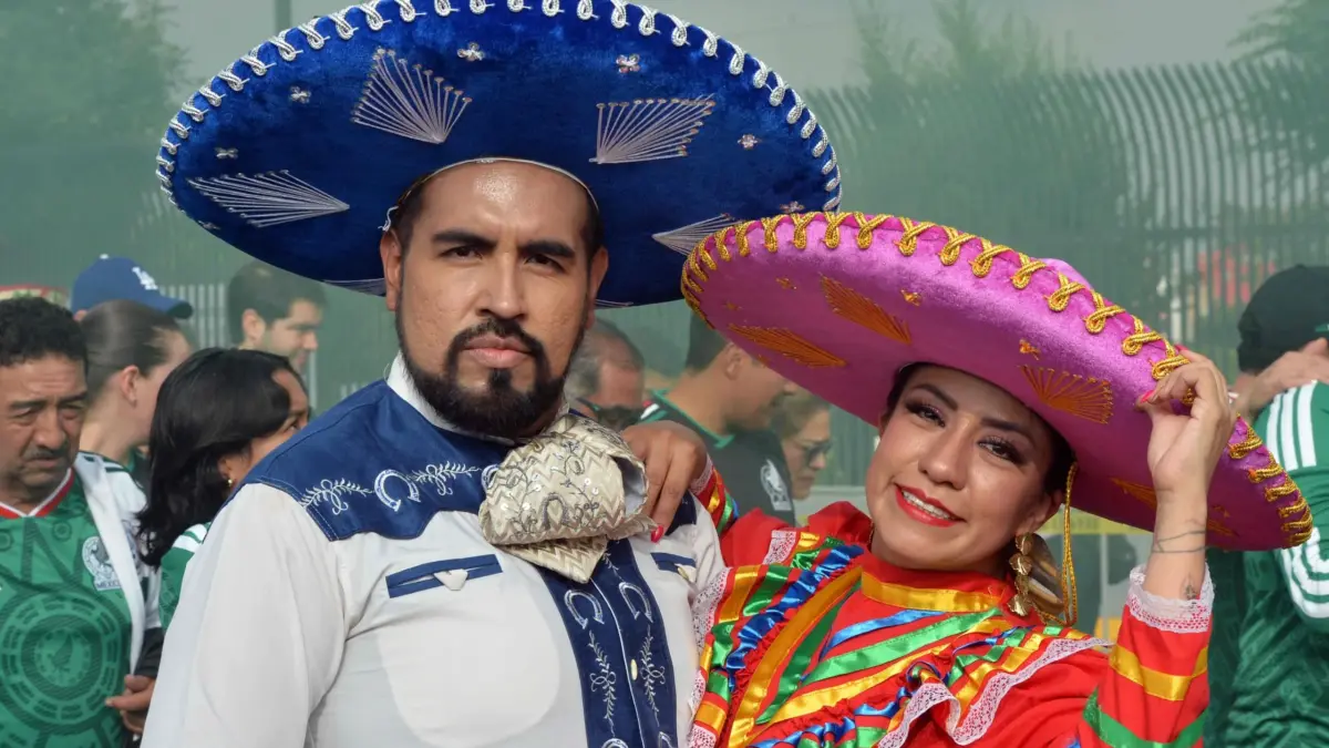 Torcedores animados se reúnem em frente ao Estádio Azteca, aguardando a abertura da Copa do Mundo de 2026.