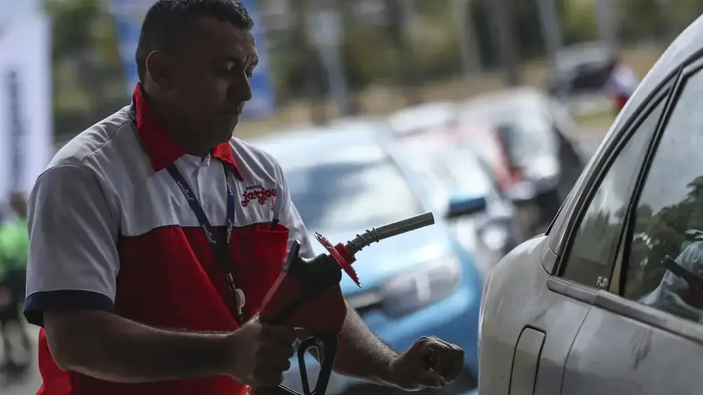 Trabalhadores comemoram a decisão do STF que elimina a idade mínima para aposentadoria especial em evento público.