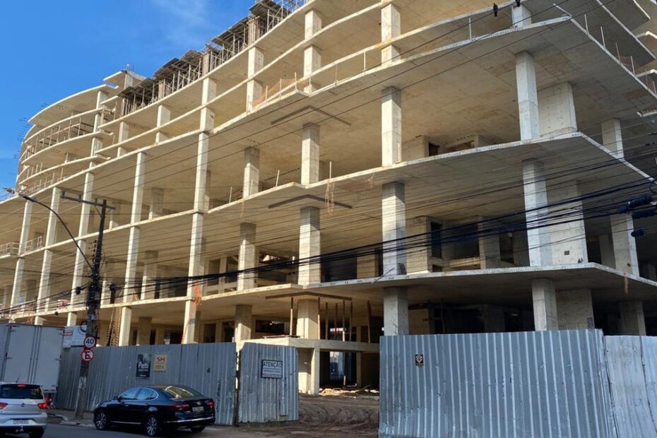 Trabalhadores da construção civil fazem manifestação na Praia do Morro, em Guarapari, reivindicando atualização salarial.