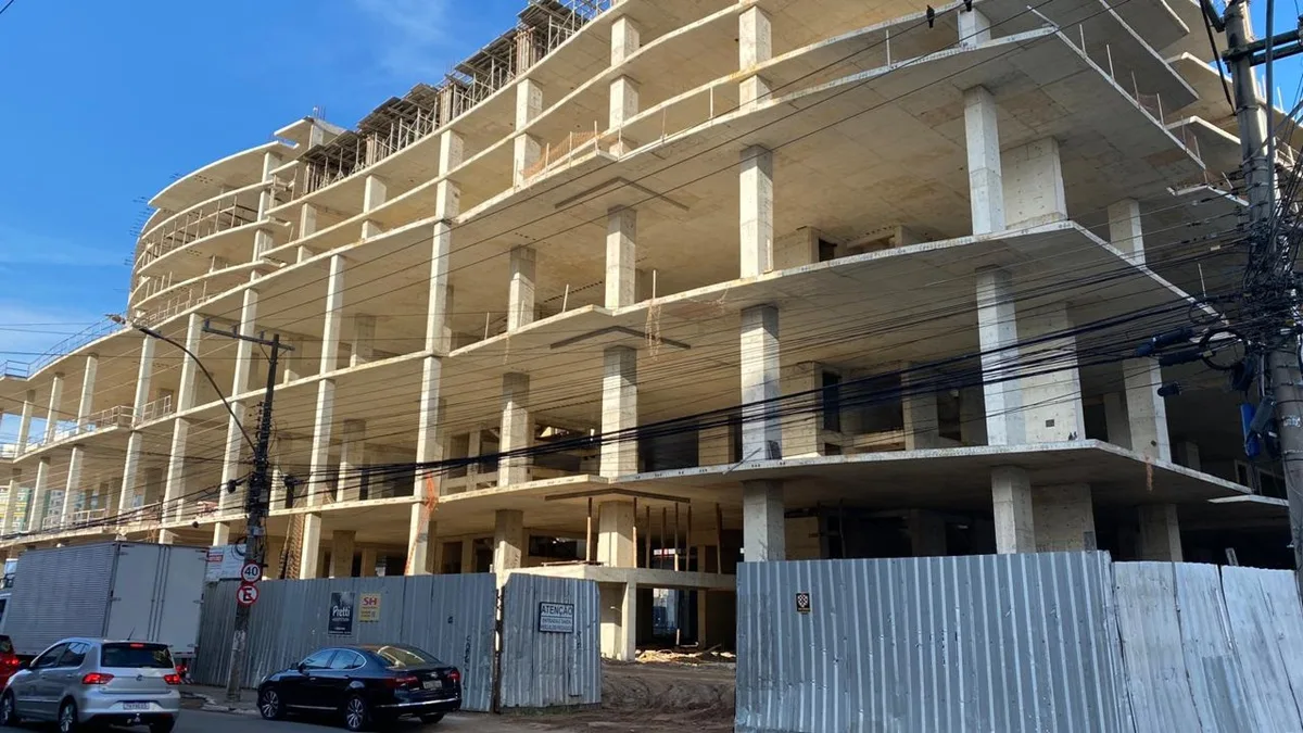 Trabalhadores da construção civil fazem manifestação na Praia do Morro, em Guarapari, reivindicando atualização salarial.