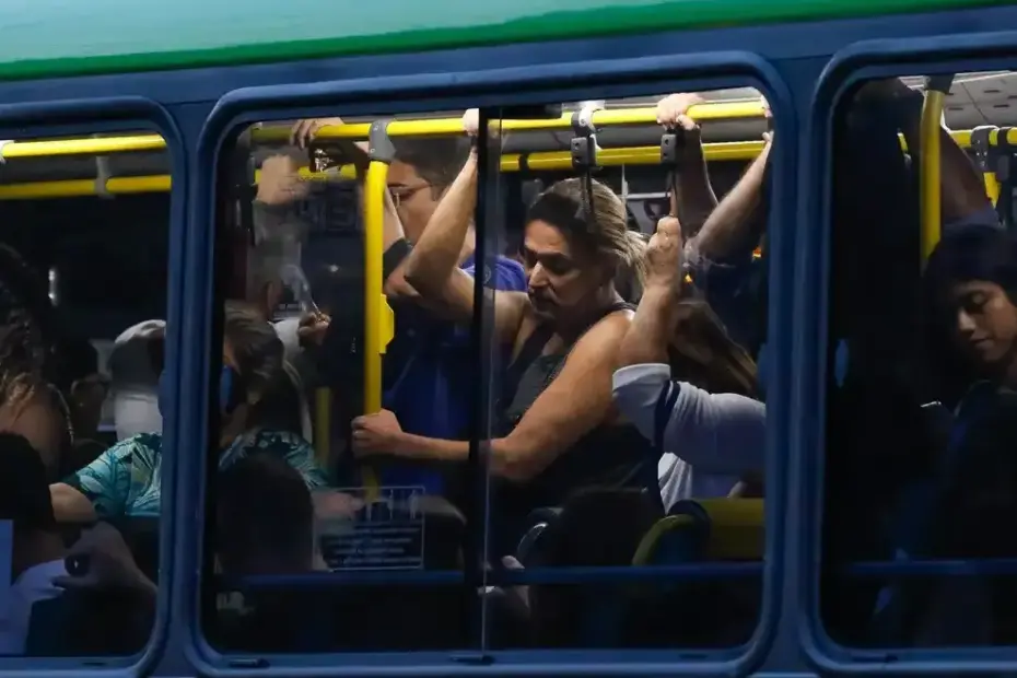 transporte público gratuito da Prefeitura de Natal durante o São João 2026 com ônibus especiais em evento festivo.