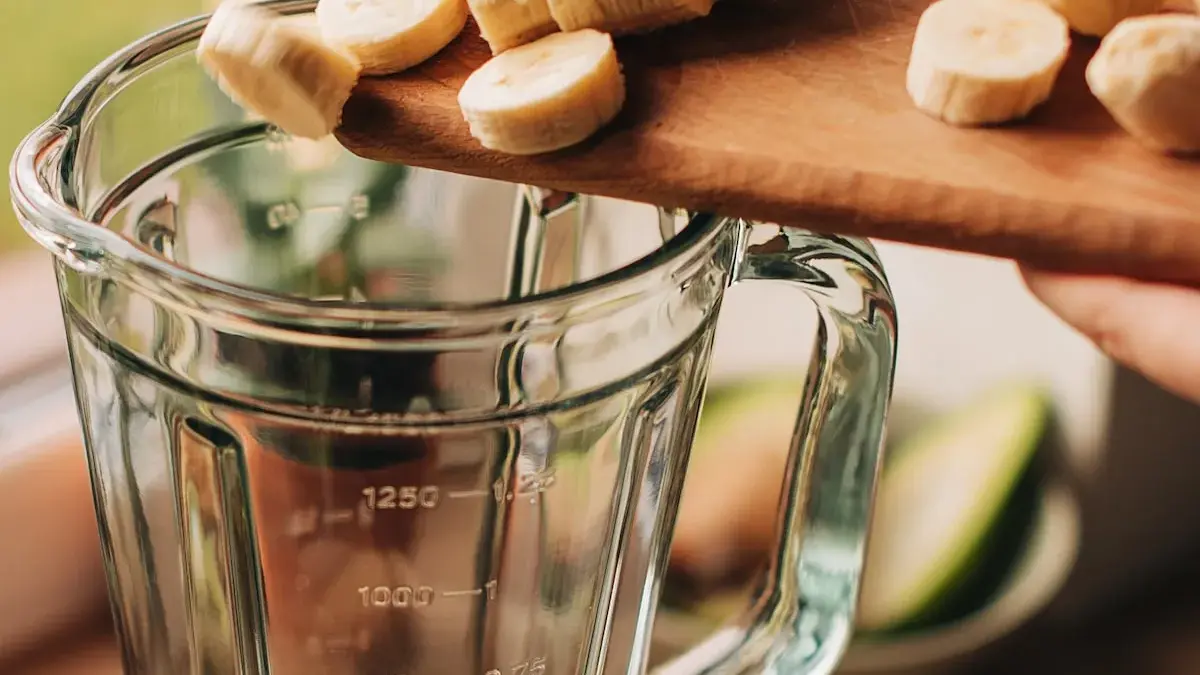 Vitamina de banana e aveia em um copo transparente sobre uma mesa de madeira.