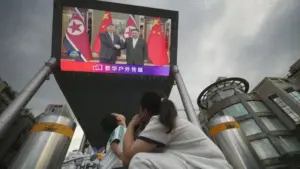Xi Jinping visita Coreia do Norte pela primeira vez em sete anos e reforça