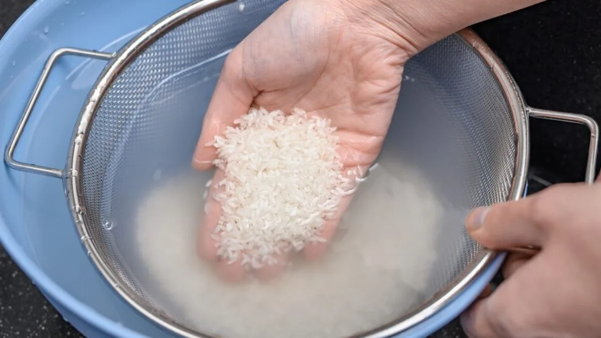 Leia mais sobre o artigo O Mistério do Pó Branco no Arroz: A Ciência Revela se Lavar o Grão Faz Bem ou Mal para a Saúde