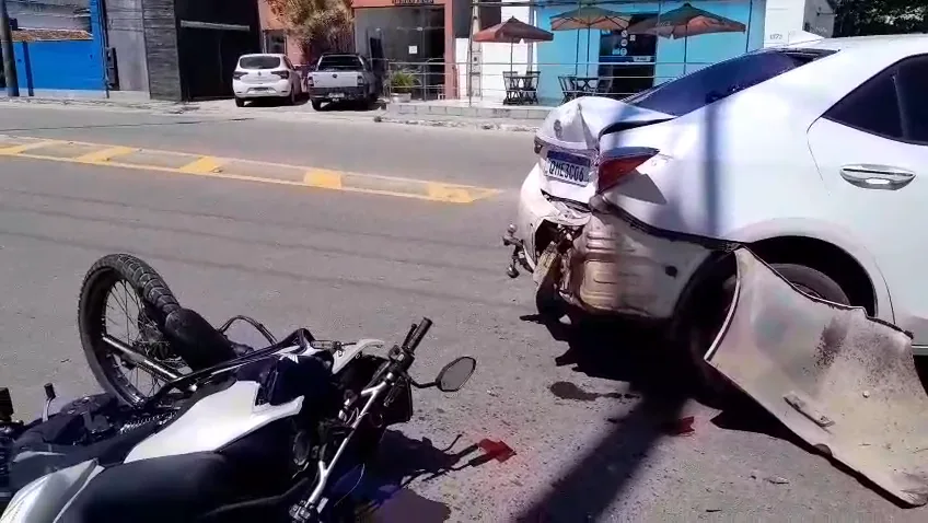 Colisão entre carro e moto deixa motociclista gravemente ferida na Enseada Azul