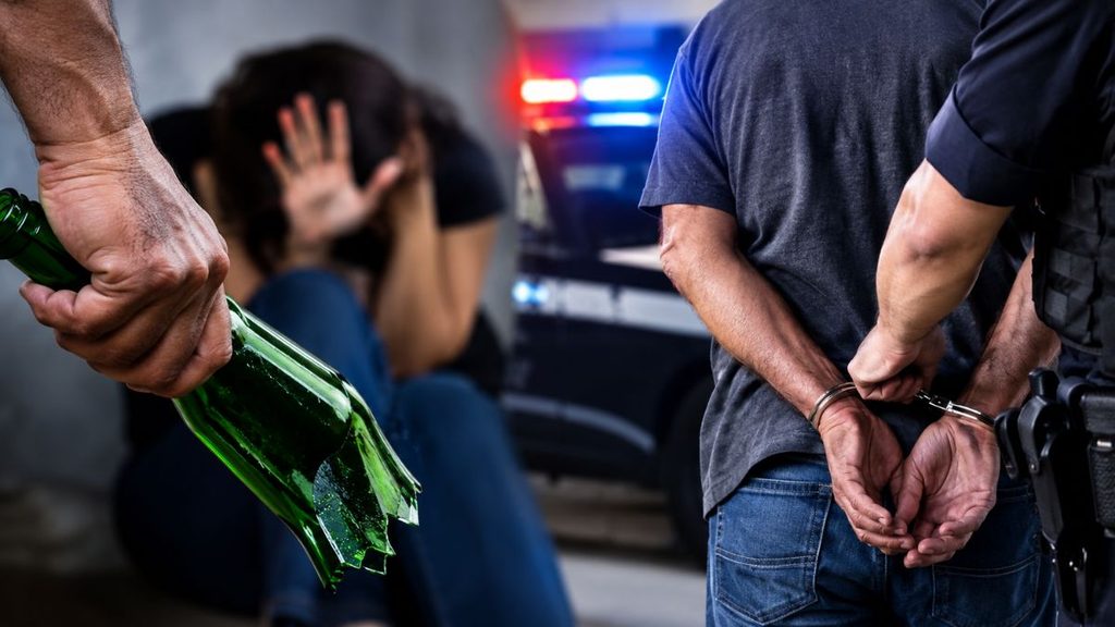 Homem é preso em Piúma após descumprir medida protetiva e ameaçar mulher com garrafa