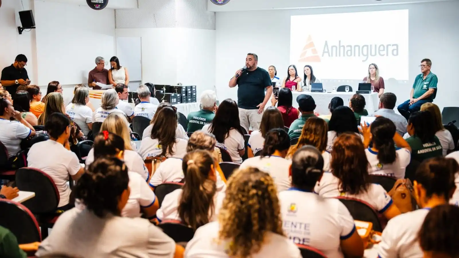 Guarapari entrega 200 tablets a agentes de saúde para modernizar atendimento