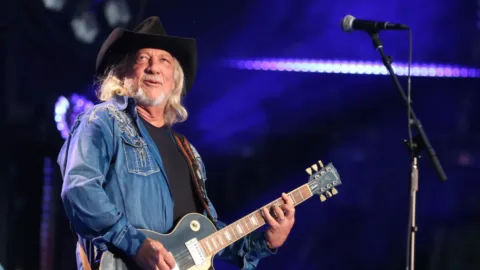 John Anderson, lenda da música country, morre aos 71 anos nos EUA