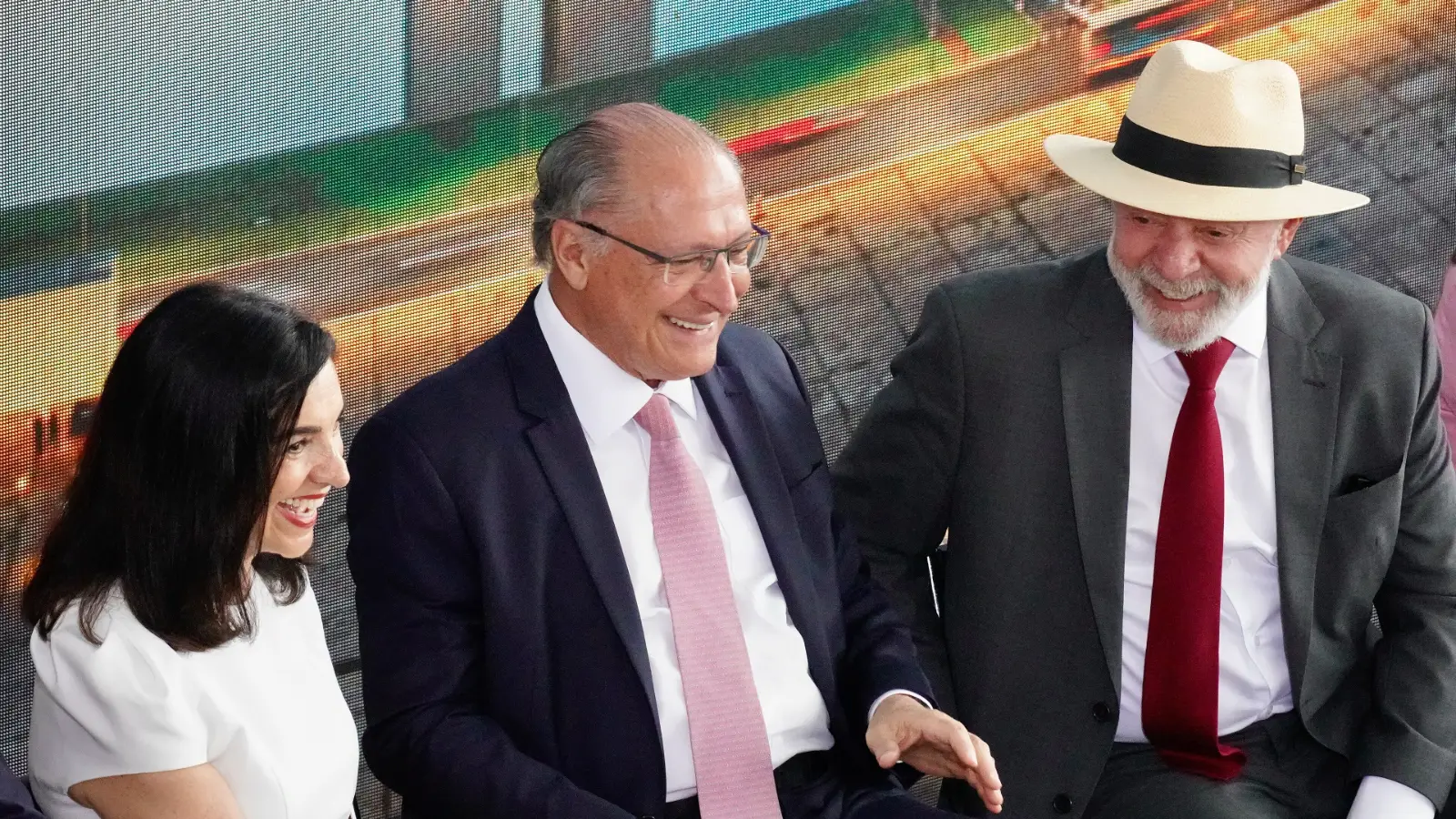 Presidente Lula e o vice Geraldo Alckmin sentados durante cerimônia no Palácio do Planalto